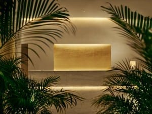 夜のマイアミビーチ・エディションのフロントデスク