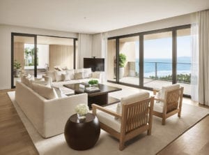 Sala de estar de la suite Penthouse en The Sanya EDITION