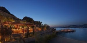 Vista de noche del restaurante Brava