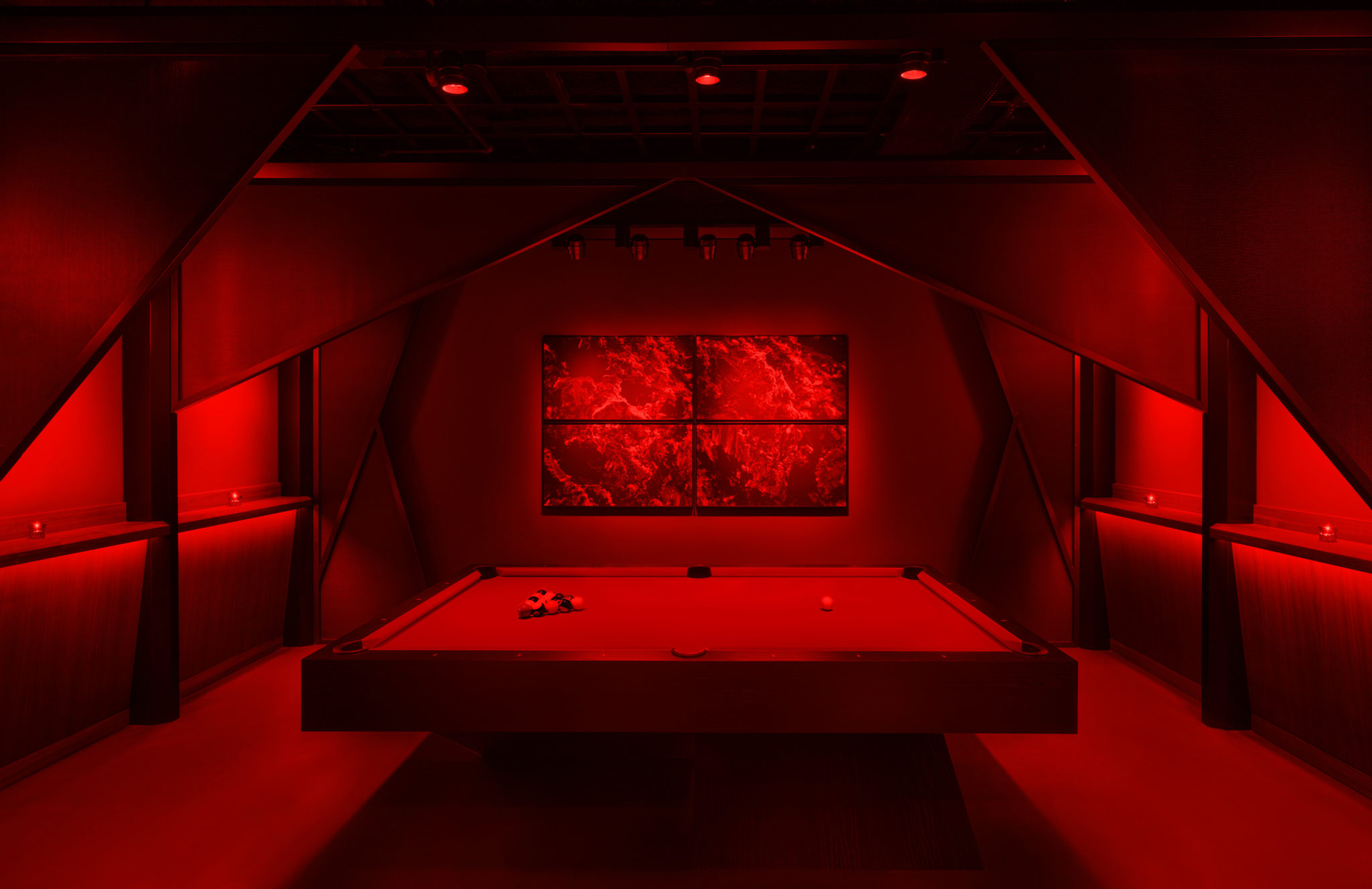 内装が赤で統一された部屋のビリヤード台