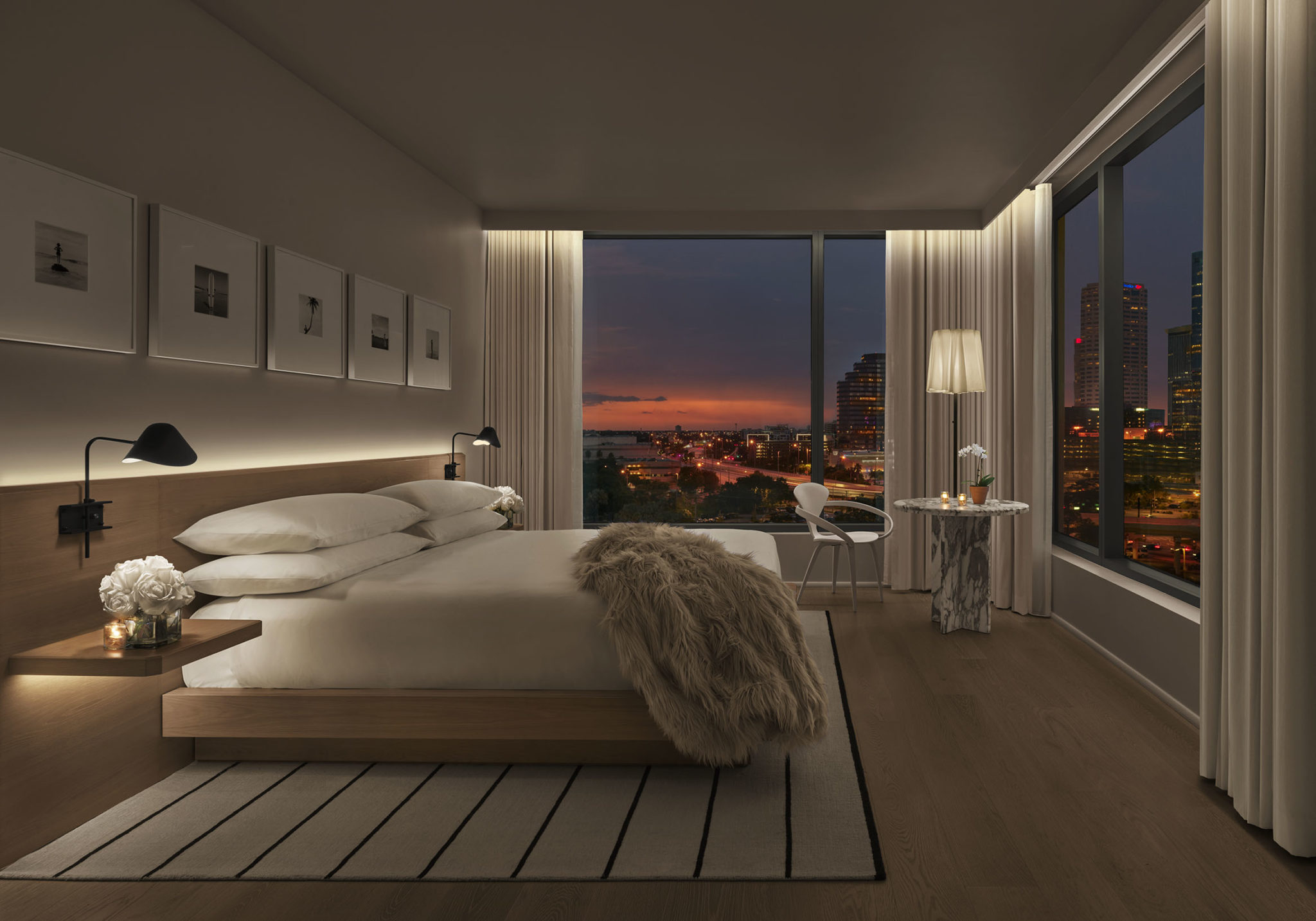 Habitación en esquina con vista panorámica y abrigo en la cama por la noche