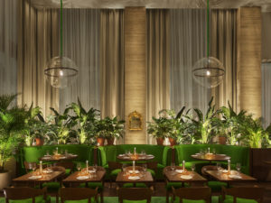 Dining room with tropical decor