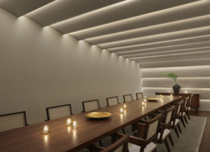 Comedor largo y estrecho iluminado con velas